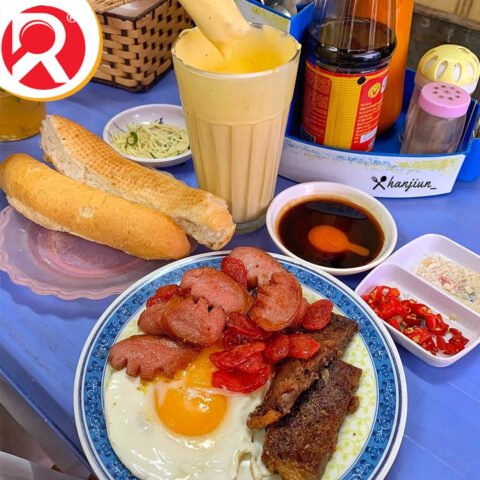 Bánh mì chấm kem trứng Hải Phòng tại quán 5D4 Đổng Quốc Bình đông đúc