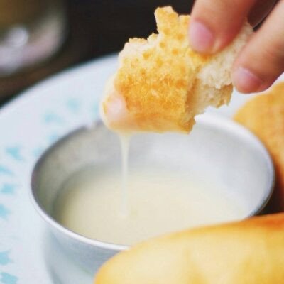 Bánh mì chấm sữa đặc, một món ăn vặt tuổi thơ quen thuộc của nhiều người dân Hà Nội và Việt Nam.