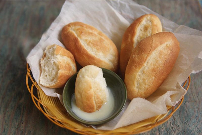 Bánh mì chấm sữa đặc ngọt ngào, món ăn yêu thích