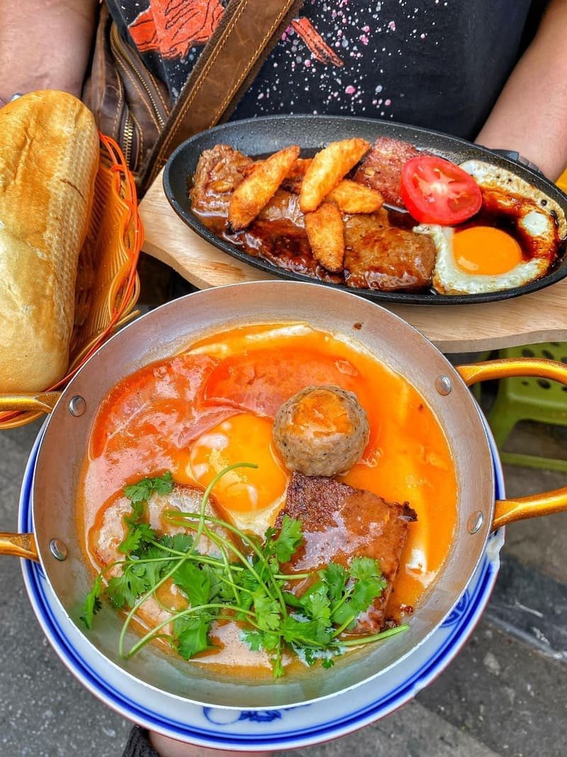 Bánh mì chảo ấm nóng với pate và trứng ốp la