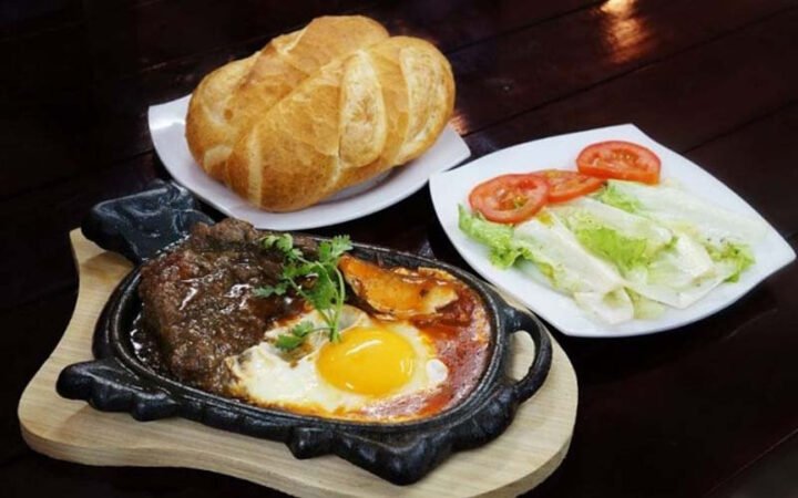 Bánh mì chảo bít tết đầy đủ dinh dưỡng cho bữa sáng