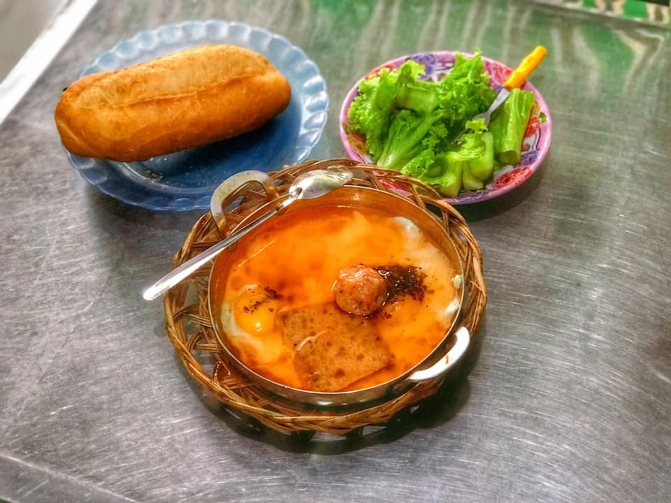 Bánh mì chảo Cần Thơ đầy màu sắc tại Chú Bảo