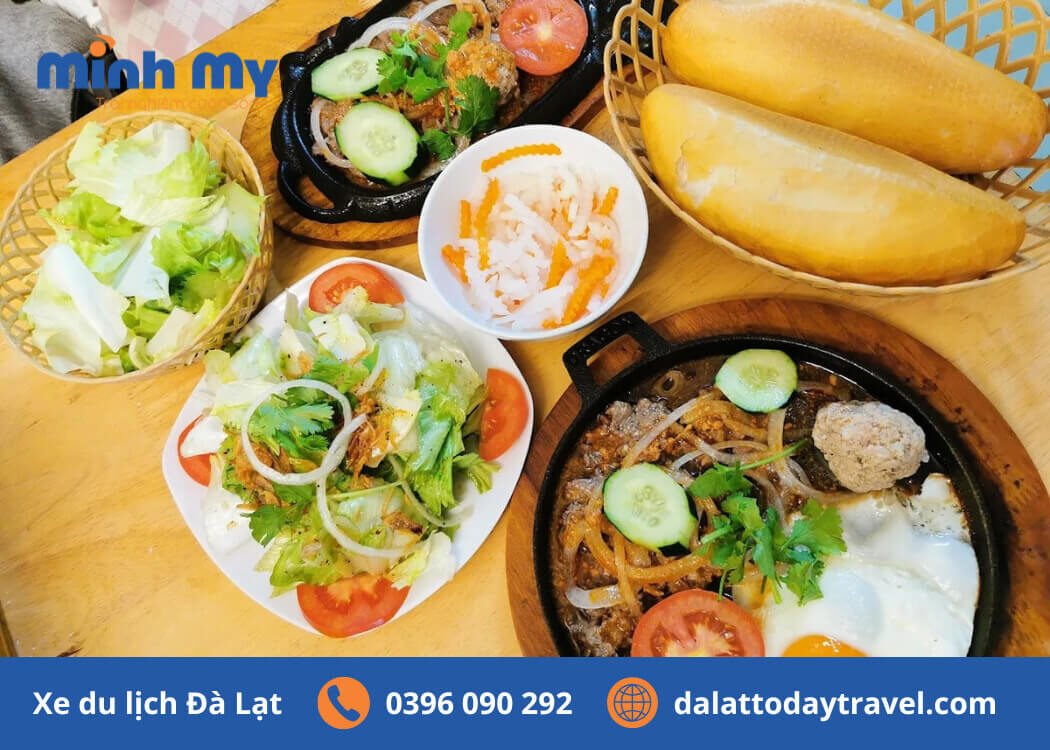 Bánh mì chảo Cô Yến Đà Lạt với xíu mại béo ngậy