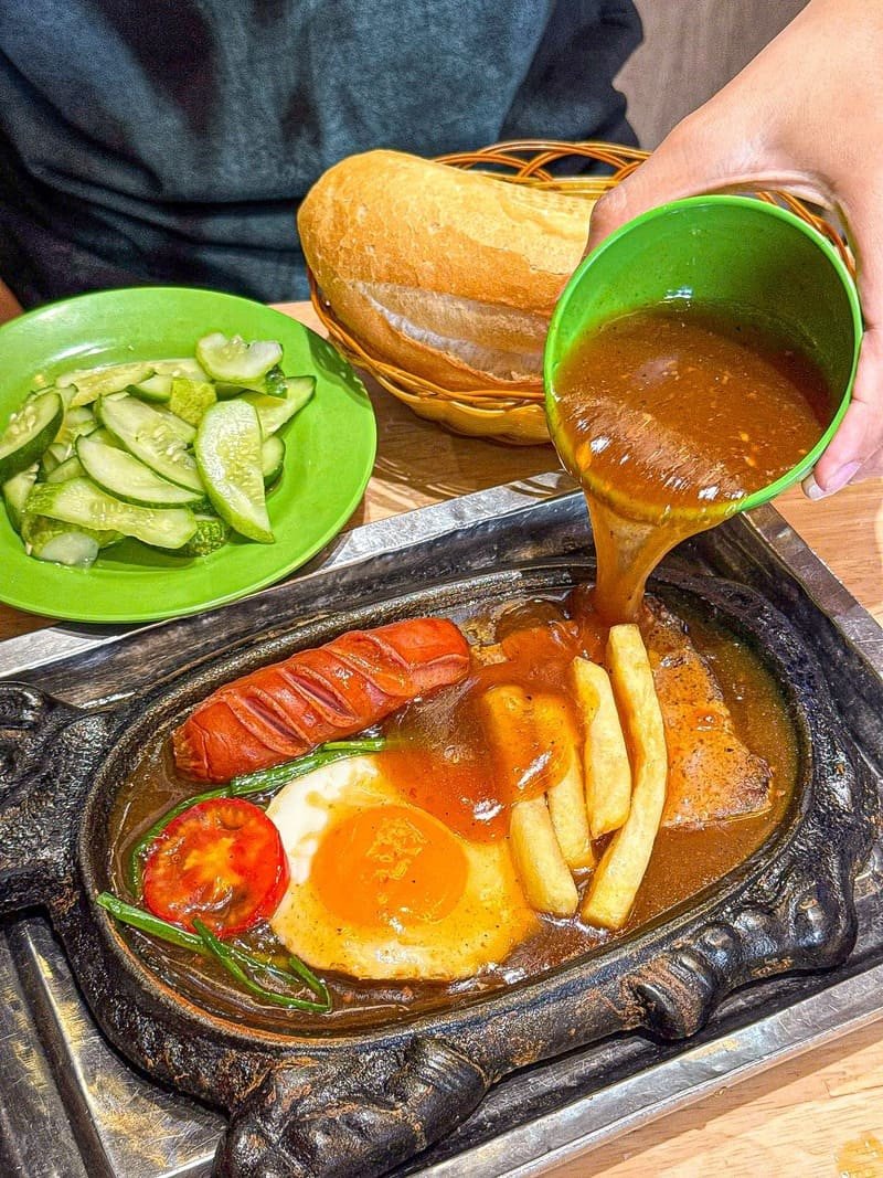 Bánh mì chảo đa dạng tại Bánh Mì Ô Long