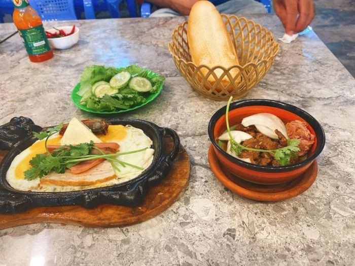 Bánh mì chảo đa dạng topping và nước sốt đặc trưng tại Bò Né 3 Ngon Quận 1