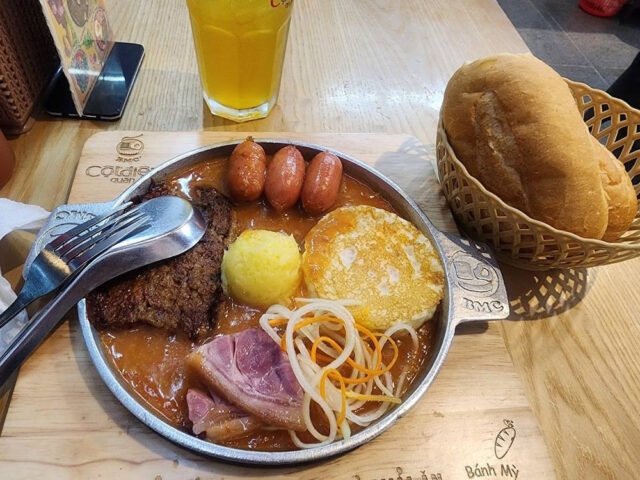 Bánh mì chảo Đặng Văn Ngữ nóng hổi tại Cột Điện Quán