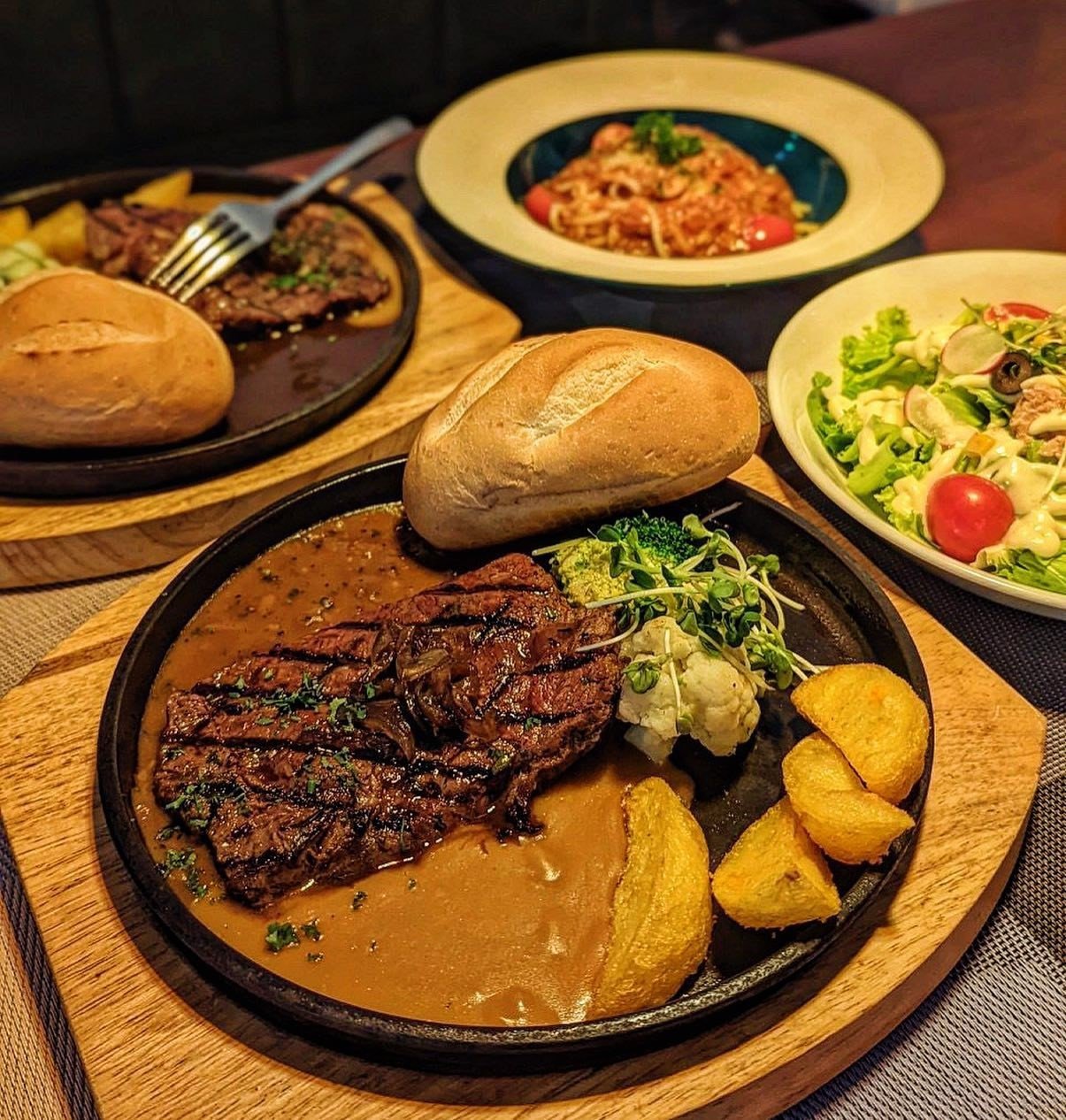 Bánh mì chảo đầy đặn, một bữa sáng thịnh soạn kiểu Hà Nội