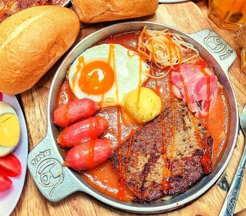 Bánh mì chảo đầy đặn với nhiều topping hấp dẫn tại Cột Điện Quán Hà Nội