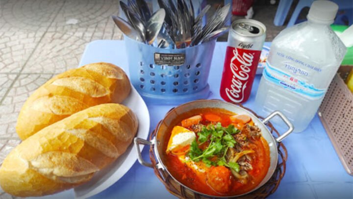 Bánh mì chảo đầy đặn với trứng ốp la, thịt bò, pate và rau sống tươi ngon, minh họa cho mức bánh mì chảo giá bao nhiêu phải chăng