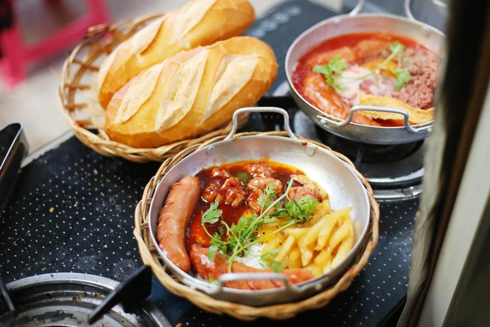 Bánh mì chảo Dori với các món ăn nóng hổi trong chảo gang