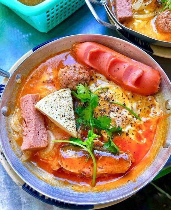 Bánh mì chảo Gánh Xíu Mại với xúc xích đặc biệt