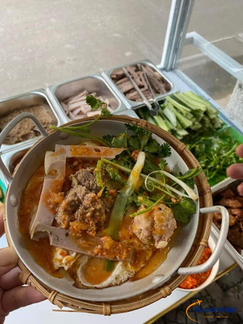 Bánh mì chảo hấp dẫn với nhiều loại topping