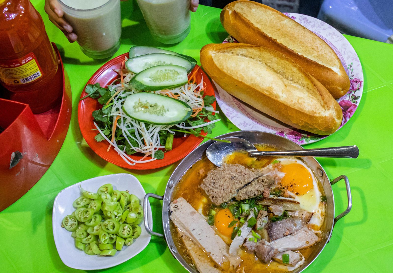 Bánh mì chảo hấp dẫn với trứng ốp la lòng đào và các món kèm đa dạng