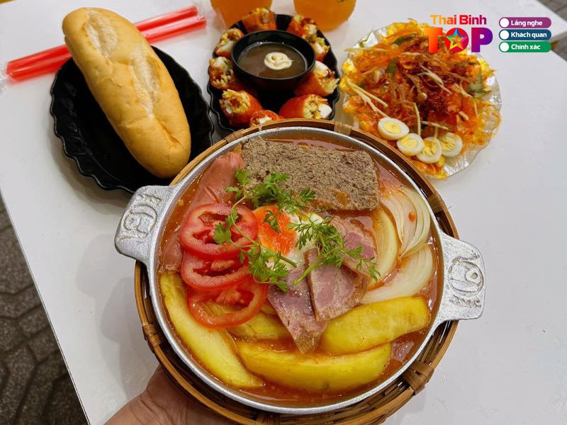 Bánh mì chảo kèm khoai tây chiên tại Bánh Tráng Lan Anh