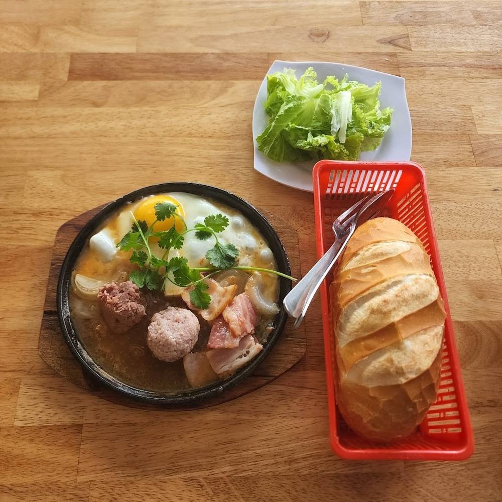 Bánh mì chảo là một trong những món hấp dẫn của quán