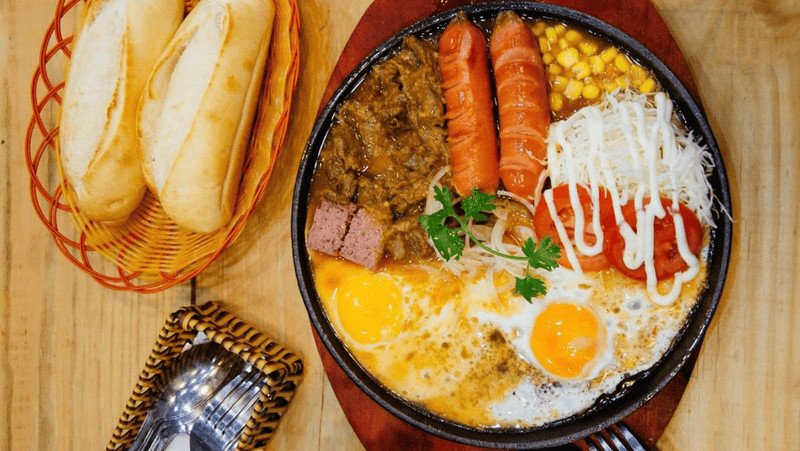 Bánh mì chảo nóng hổi - Một trong những bánh mì Đà Lạt ngon nhất