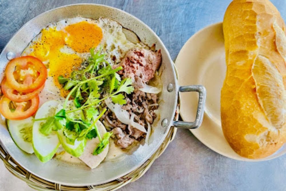 Bánh mì chảo nóng hổi tại Phở Bò Kho là bữa sáng lý tưởng