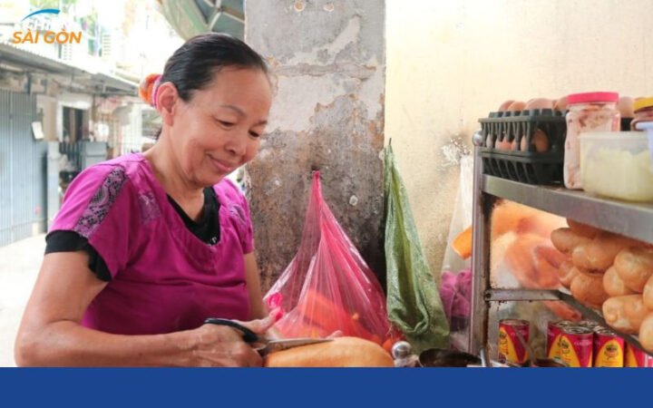 Bánh mì chảo nóng hổi tại tiệm bánh mì tại quận 3