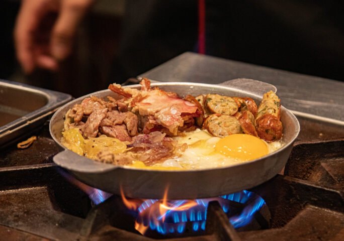 Bánh mì chảo nóng hổi với đa dạng nguyên liệu chuẩn phong cách 5 châu