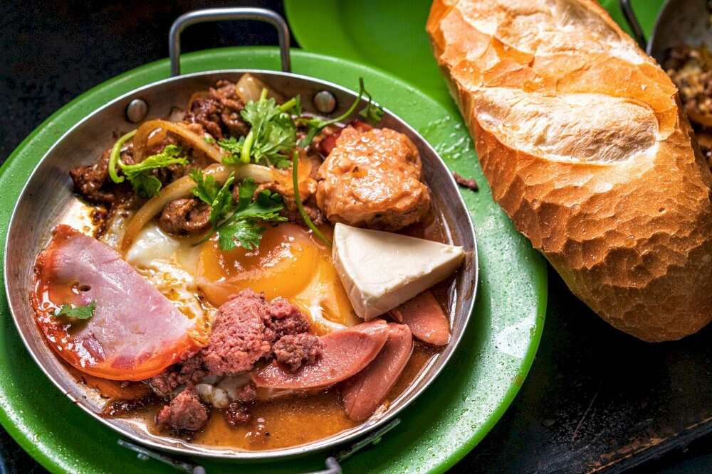 Bánh mì chảo Ông Tũn là sự kết hợp của nguyên liệu truyền thống và hiện đại tại Đà Nẵng