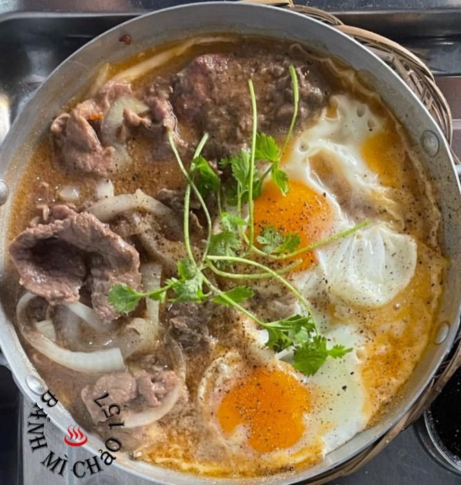 Bánh mì chảo ốp la hấp dẫn tại quán Bánh Mì Chảo 157, một địa điểm ăn sáng ngon ở quận 8