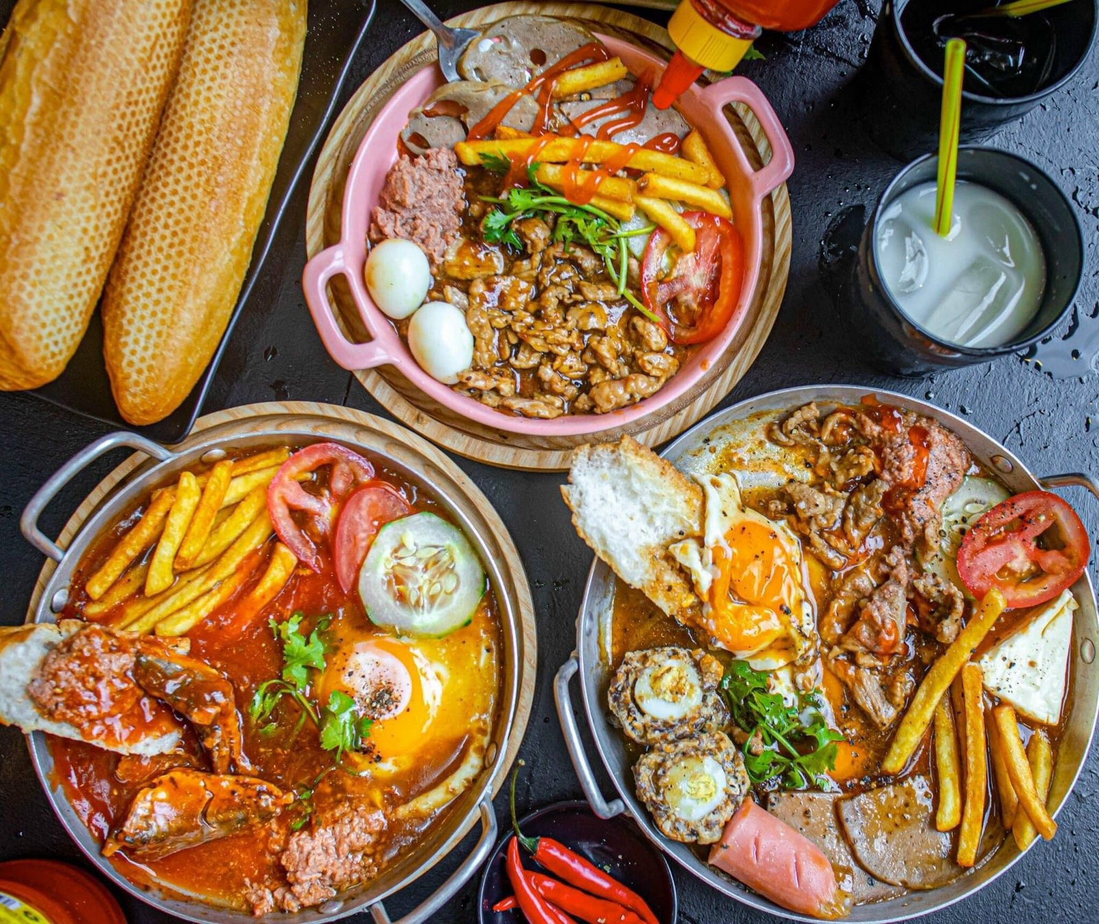 Bánh mì chảo phiên bản quốc tế với đa dạng xúc xích và sốt đặc trưng