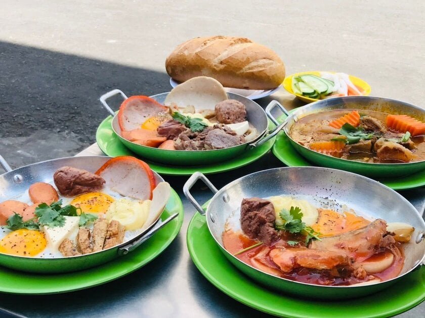 Bánh mì chảo thập cẩm với đa dạng nguyên liệu tại quán Anh Mập