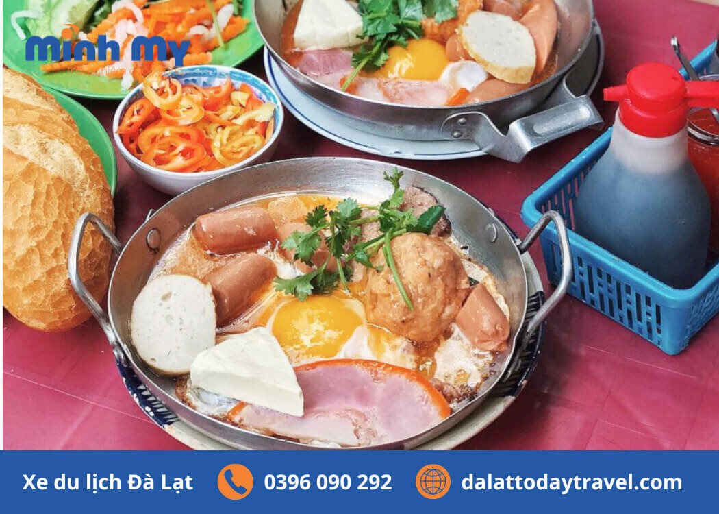 Bánh mì chảo Tiamo Đà Lạt với nước sốt tiêu đậm đà