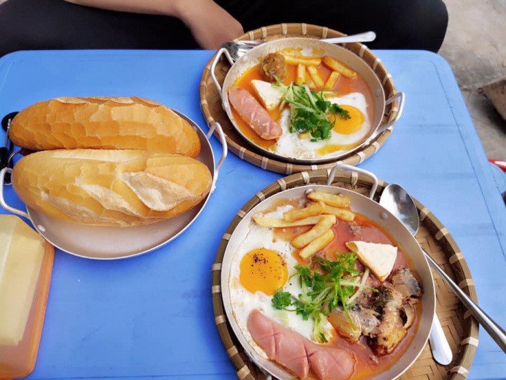 Bánh mì chảo với đa dạng các loại nhân như xíu mại, trứng, xúc xích mang hương vị bình dị