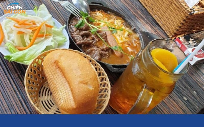 Bánh mì chảo với đa dạng topping tươi ngon như xà lách, nem nướng và thịt nguội
