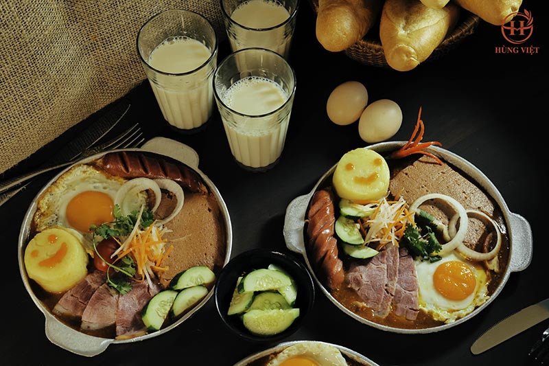 Bánh mì chảo với đa dạng topping và nước sốt thơm lừng