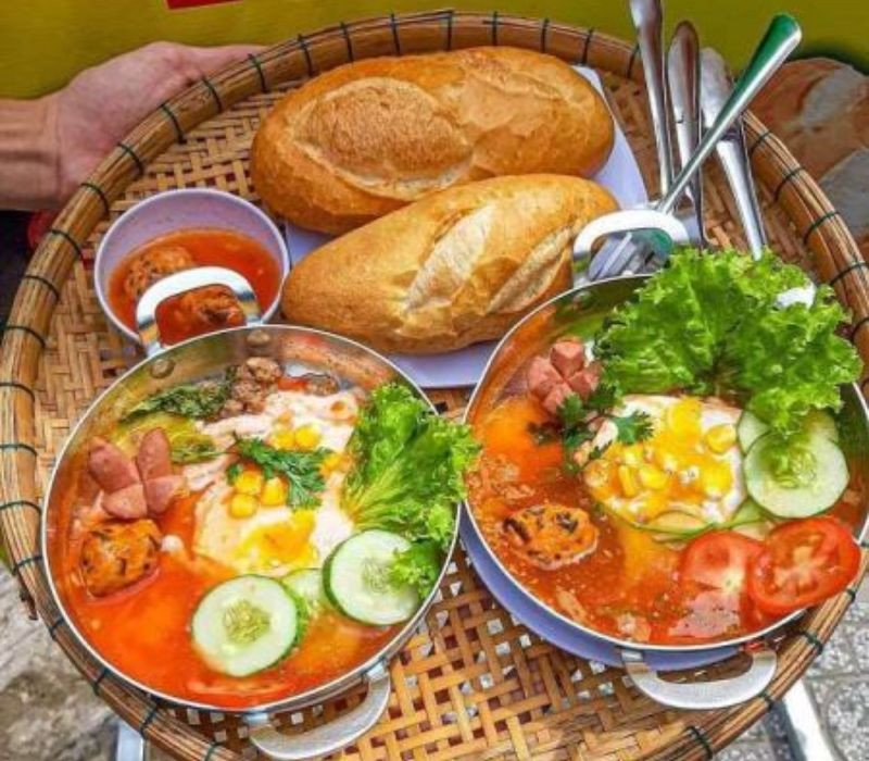 Bánh mì chảo với xíu mại trứng muối