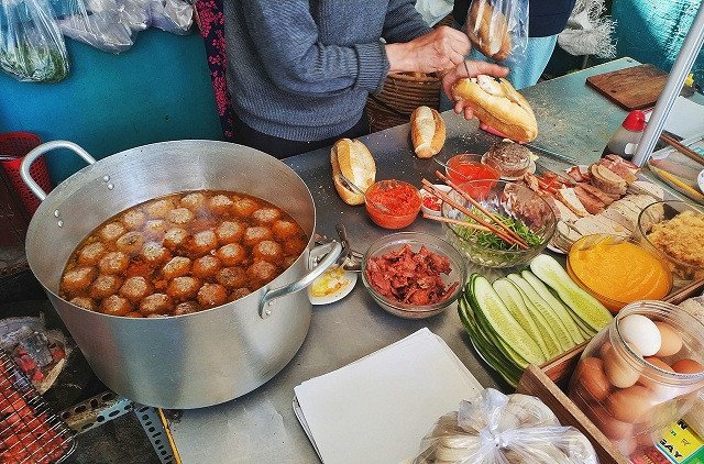 Bánh mì chảo Vũng Tàu với chả cá và các loại topping