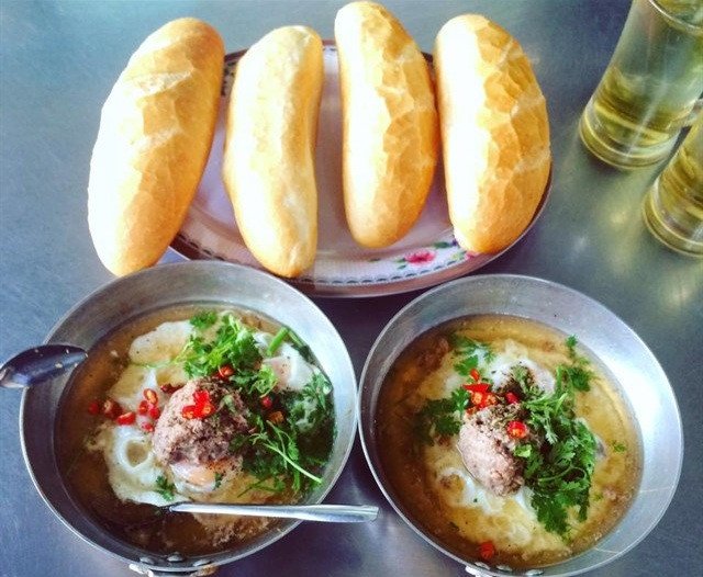 Bánh mì chảo Vũng Tàu với chén xíu mại thơm ngon
