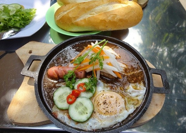 Bánh mì chảo Vũng Tàu với khoai tây chiên, trứng và thịt