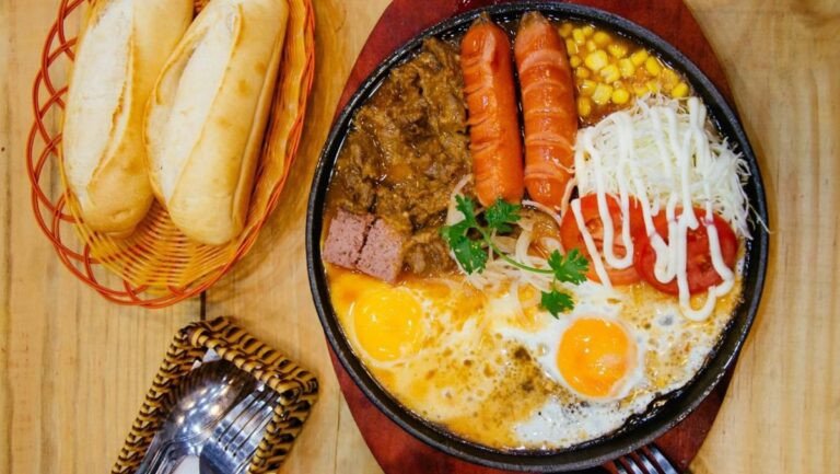 Bánh mì chảo Vũng Tàu với nhiều loại topping hấp dẫn