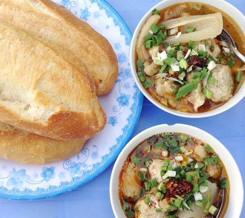 Bánh mì chảo Vũng Tàu với pate, xíu mại và trứng
