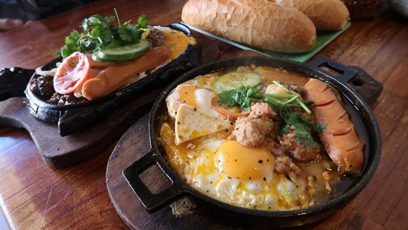 Bánh mì chảo Vũng Tàu với trứng, xíu mại và bánh mì nướng
