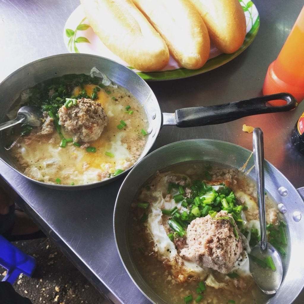 Bánh mì chảo xíu mại với trứng và nước sốt