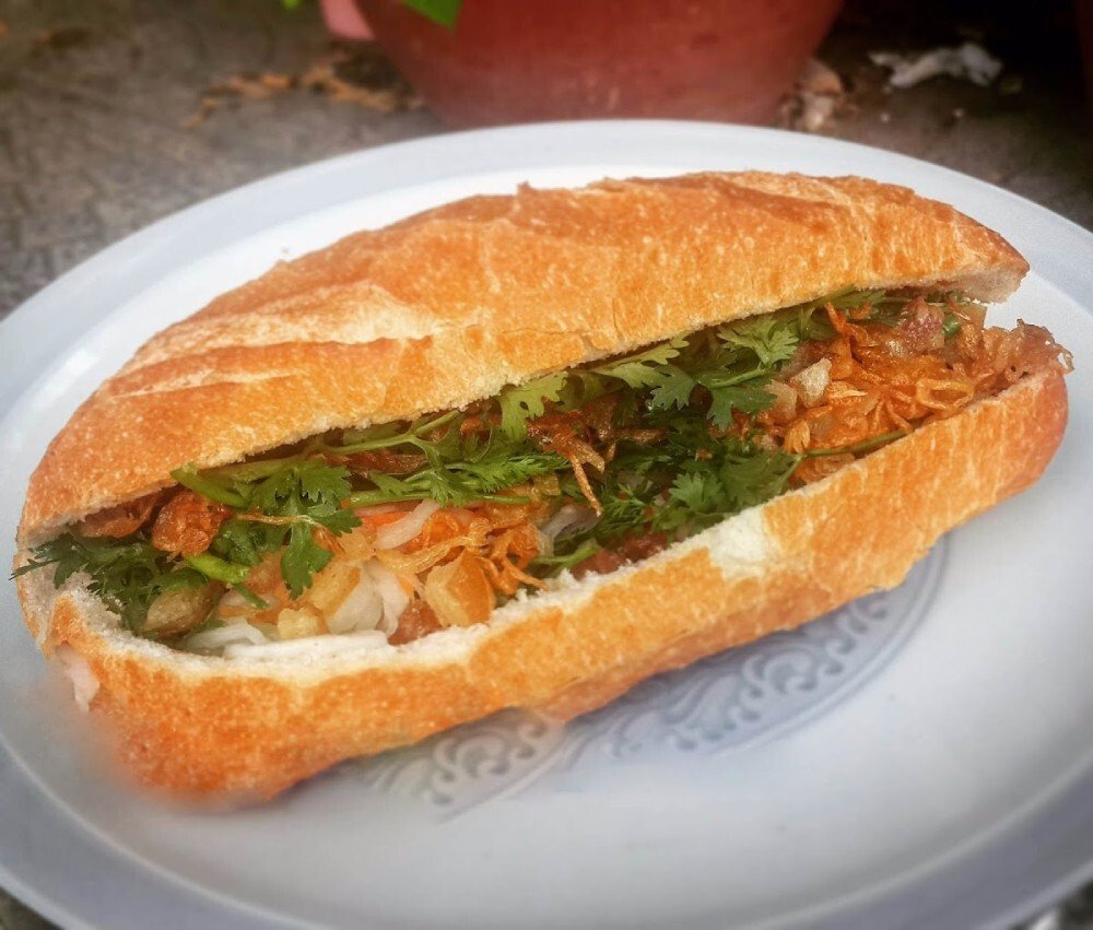Bánh mì chay đầy đặn gồm nấm, chả chay và rau củ tươi ngon, thanh đạm