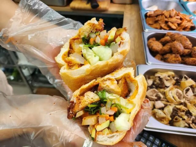Bánh mì chay thơm ngon tại 64 Hàng Trống, Hà Nội