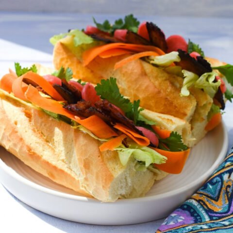 Bánh mì chay với nhân đậu phụ giòn tan và rau củ tươi