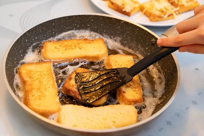 Bánh mì chiên trứng sữa kiểu Pháp mềm mịn cho bé ăn dặm