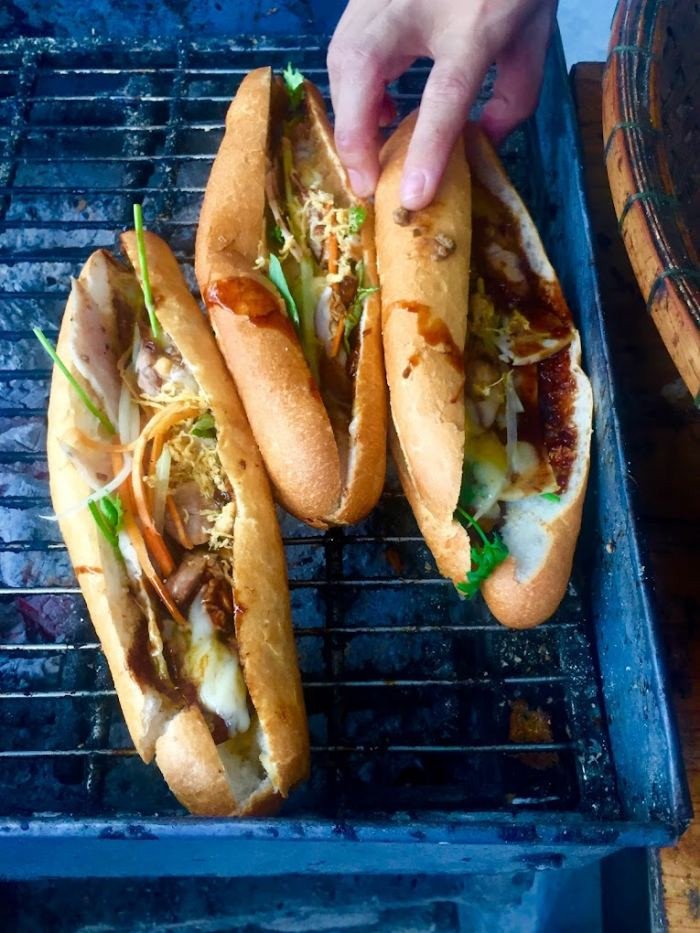 Bánh mì Chợ Mai với nhân thịt xíu và sốt bơ trứng đặc biệt tại Cố đô Huế