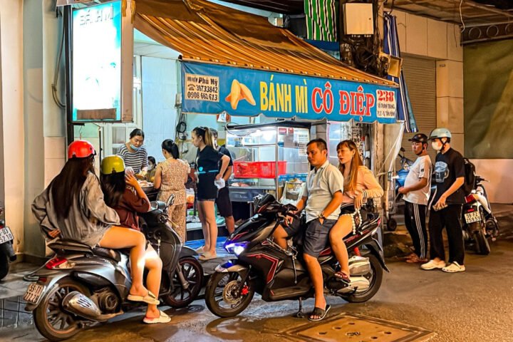 Bánh mì cô Điệp Sài Gòn tấp nập khách hàng vào đêm khuya, minh chứng cho sức hấp dẫn của ẩm thực đường phố.