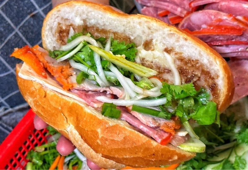 Bánh mì Cô Điệp, tiệm bánh mì lâu đời ở Sài Gòn với pate và thịt nguội truyền thống
