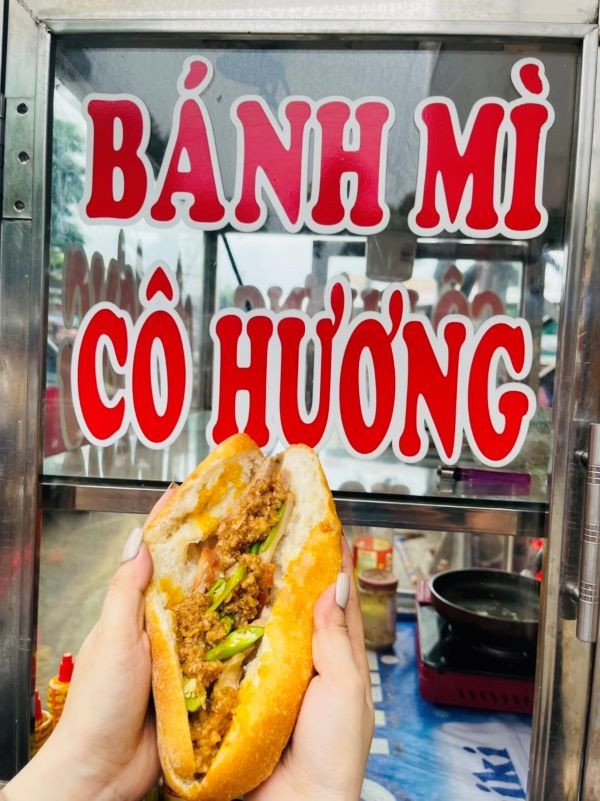 Bánh mì Cô Hương Quảng Ngãi với hương vị pate đặc trưng, thu hút khách địa phương và du khách
