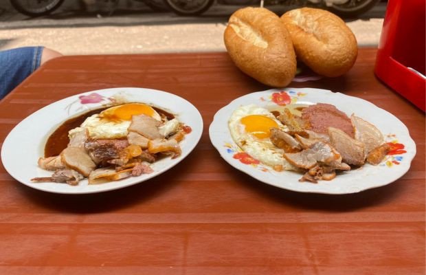 Bánh mì Cô Nga, địa điểm nổi tiếng với bánh mì chấm ở Hà Nội