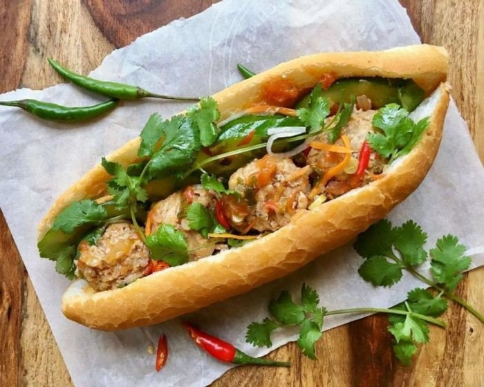 Bánh mì Cô Phương Thanh Hóa nhân thịt và nước sốt đặc trưng