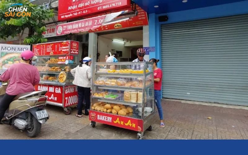 Bánh mì cóc giòn rụm với nhân đầy đặn, một phần của thực đơn bánh mì gà An An